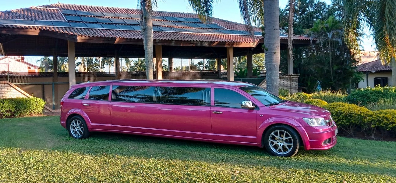 Limousine de luxo pink para 15 anos e debutantes